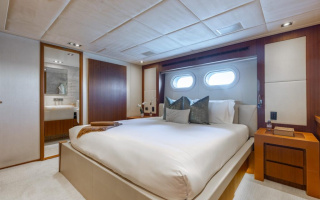 CHAMPAGNE SEAS 32
