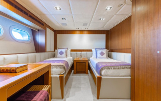 CHAMPAGNE SEAS 40